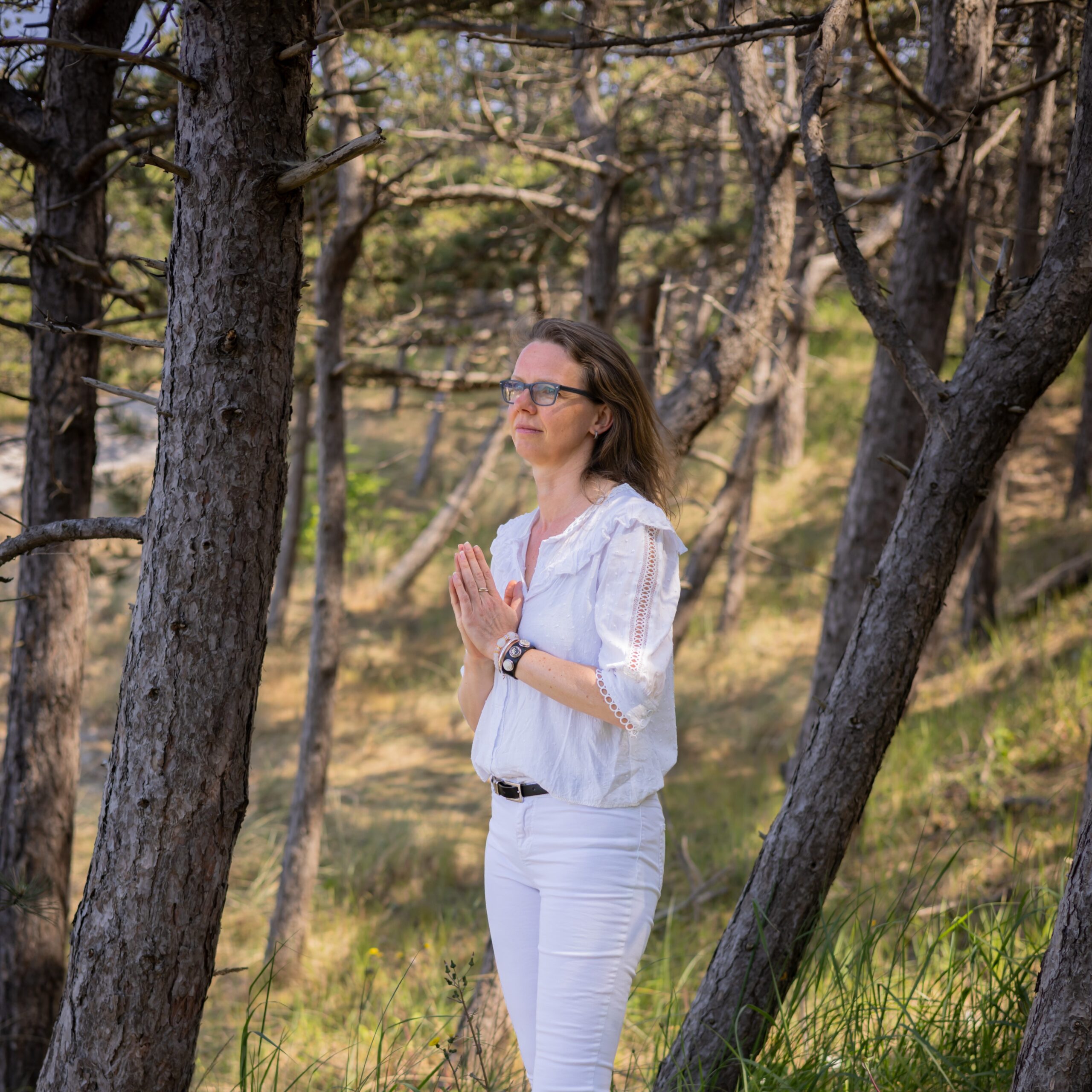 Marije kijkend in de verte in het bos