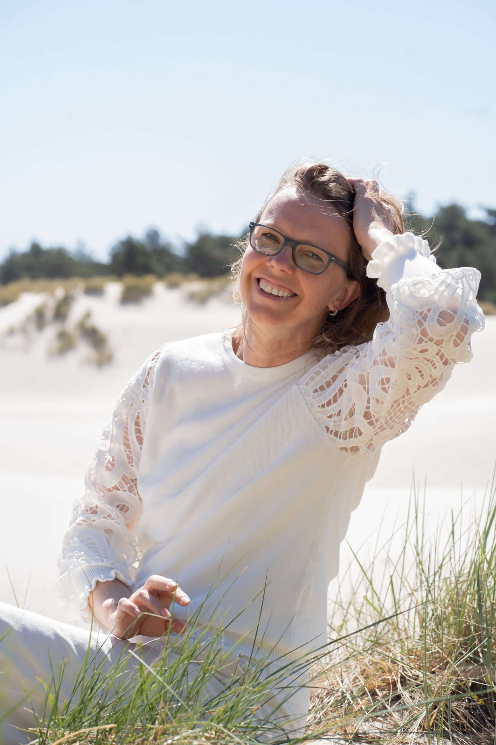Marije ontspannen in de duinen